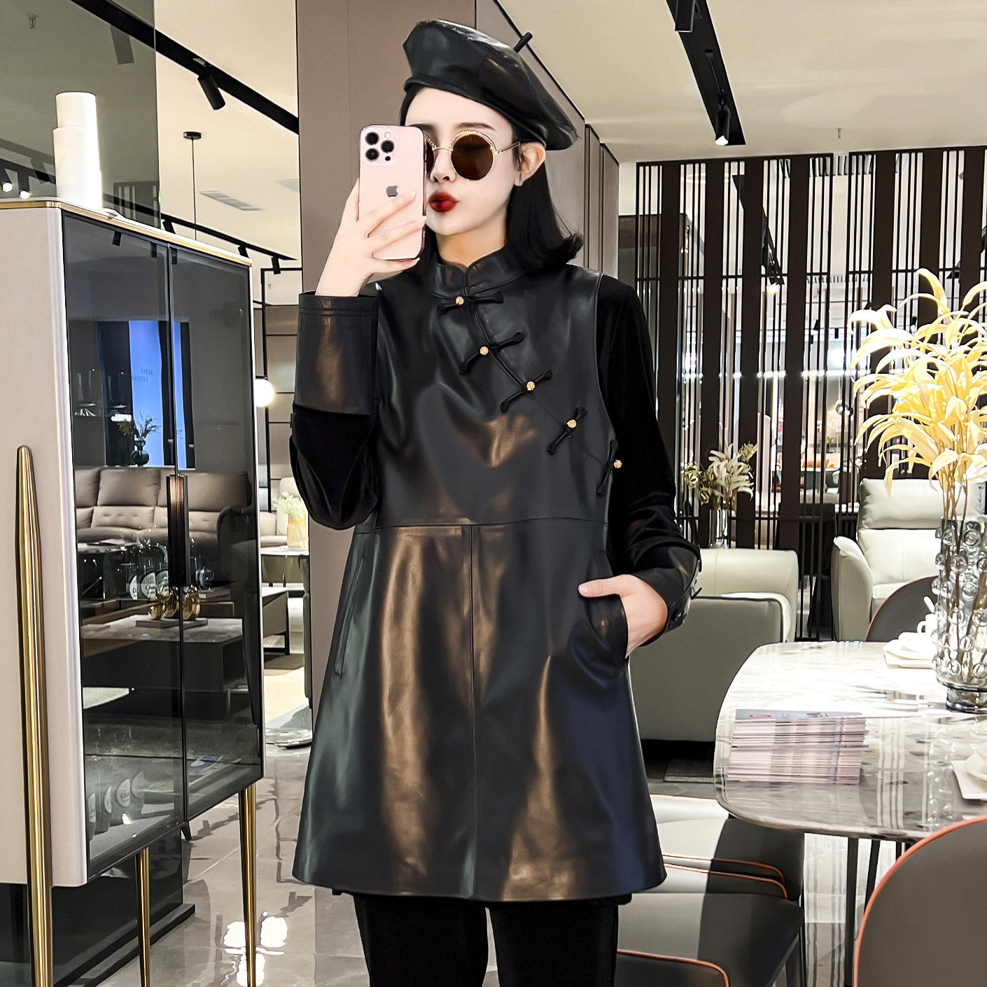 背心裙女2025秋季新款绵羊皮黑色皮裙立领修身短裙真皮无袖连衣裙