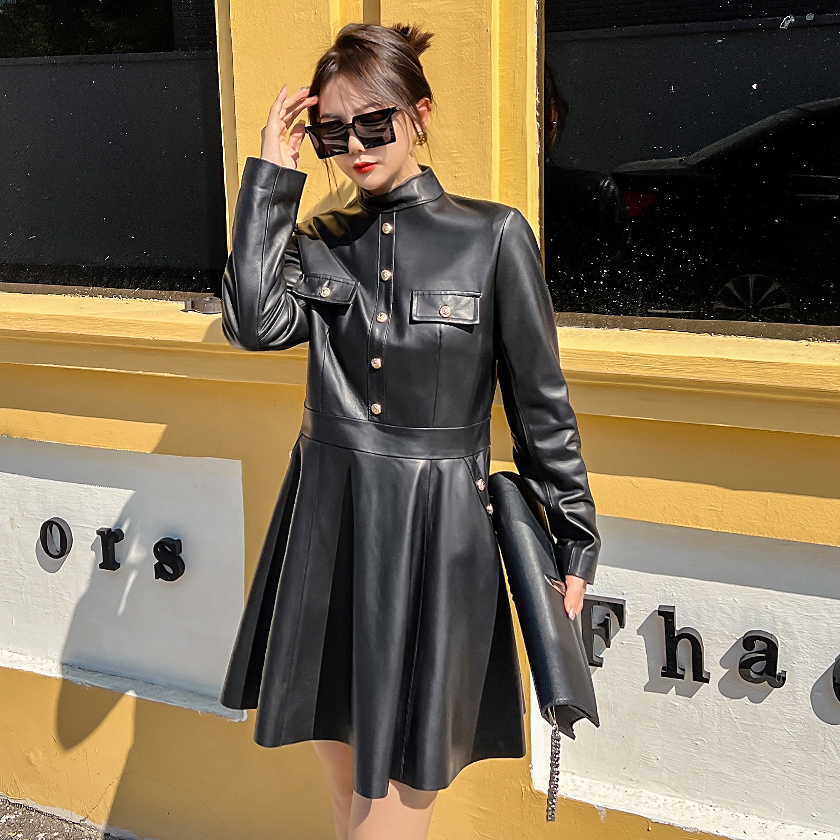 长袖连衣裙女2025秋季新款绵羊皮黑色修身皮裙真皮立领收腰大摆裙