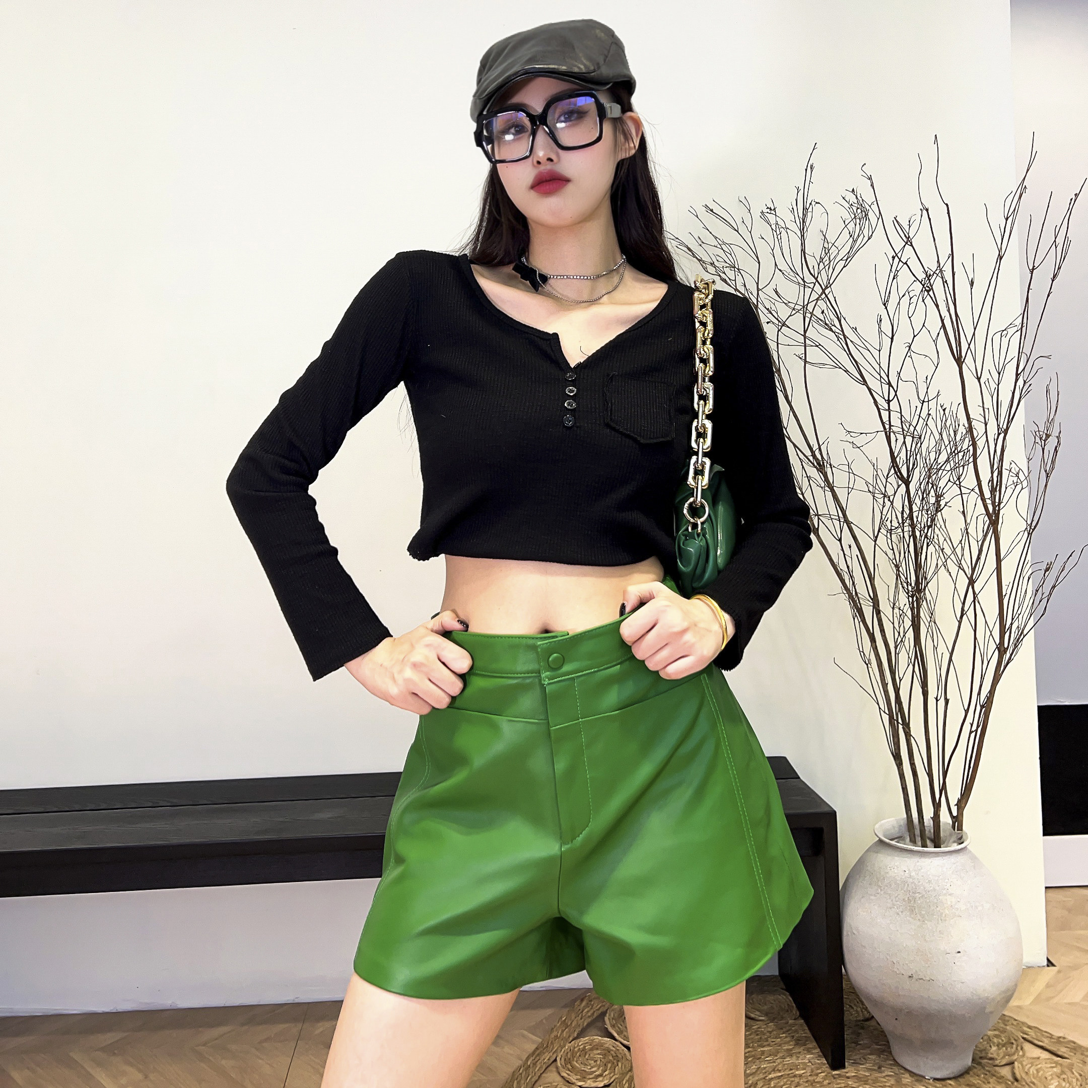 阔腿裤女2025秋季新款真皮果绿色外穿短裤中腰皮裤绵羊皮修身靴裤