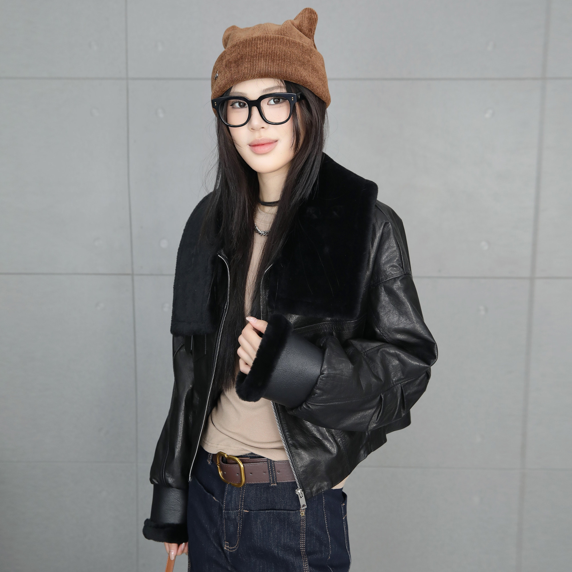 黑色油蜡皮皮毛一体短款女羽绒服