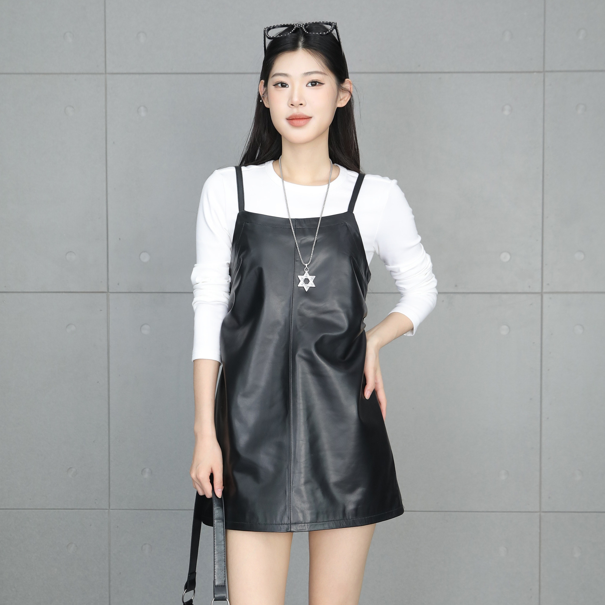 吊带连衣裙女2026年春季新款绵羊皮皮裙修身黑色中长裙真皮背心裙