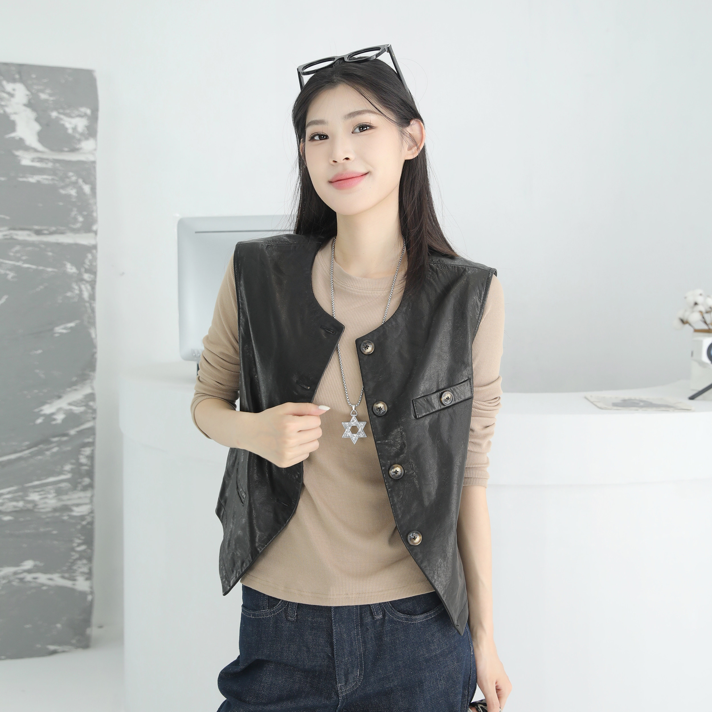 轻熟风女真皮油蜡黑短款排扣马甲