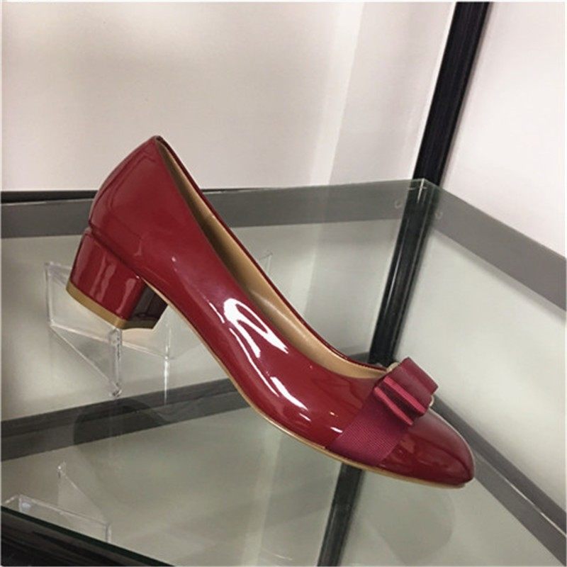 高端粗跟单鞋女2026春季新款小香风圆头中跟浅口蝴蝶结漆皮职业鞋