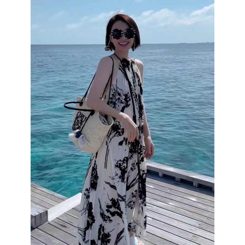 三亚泰国马来西亚夏季沙滩海边度假挂脖吊带长连衣裙穿搭仙女拍照