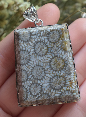 精品收藏大花黑灰色珊瑚玉无事牌