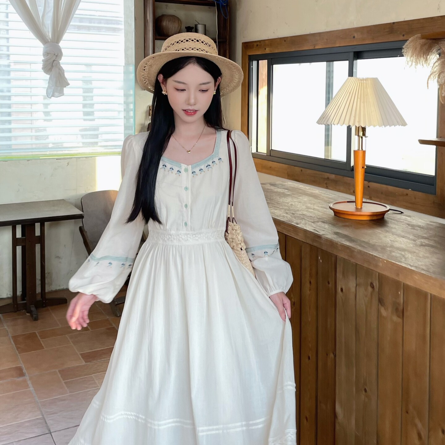 MOBAI默白复古方领刺绣连衣裙