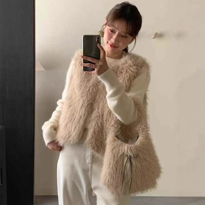 韩系可爱减龄毛茸茸无袖保暖背心马甲宽松显瘦外套女配蝴蝶结包包