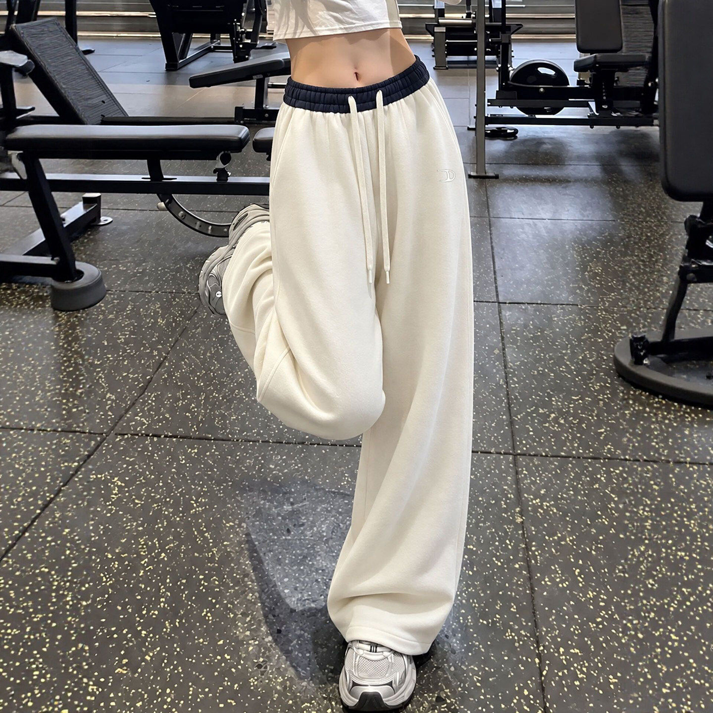 白色弯刀阔腿裤女2026新款秋季初高中生高腰直筒裤休闲运动裤卫裤