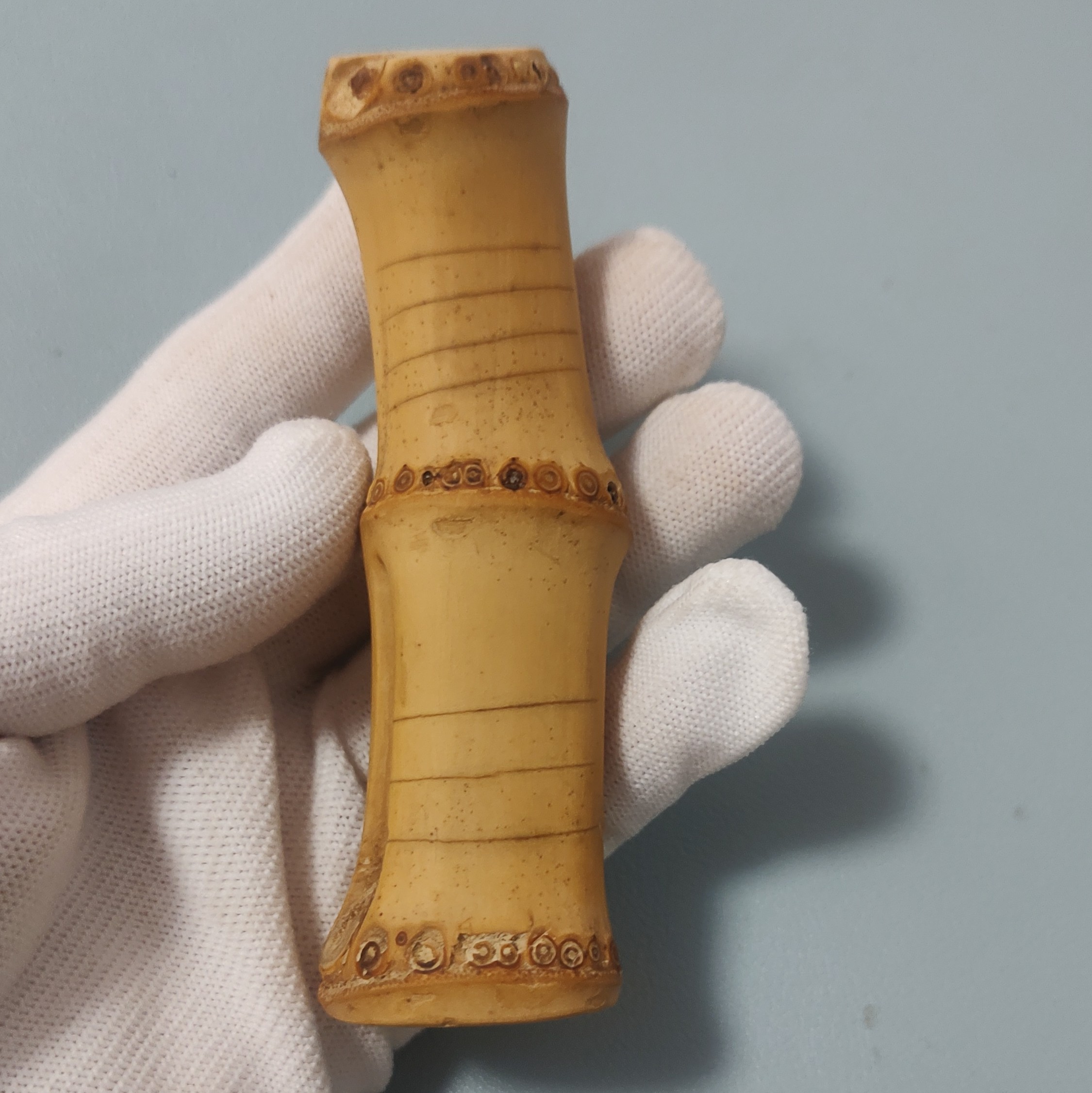 天然黄色鞭竹鞭冰裂纹手把件 文玩实心竹根雕刻把件，打磨竹制品