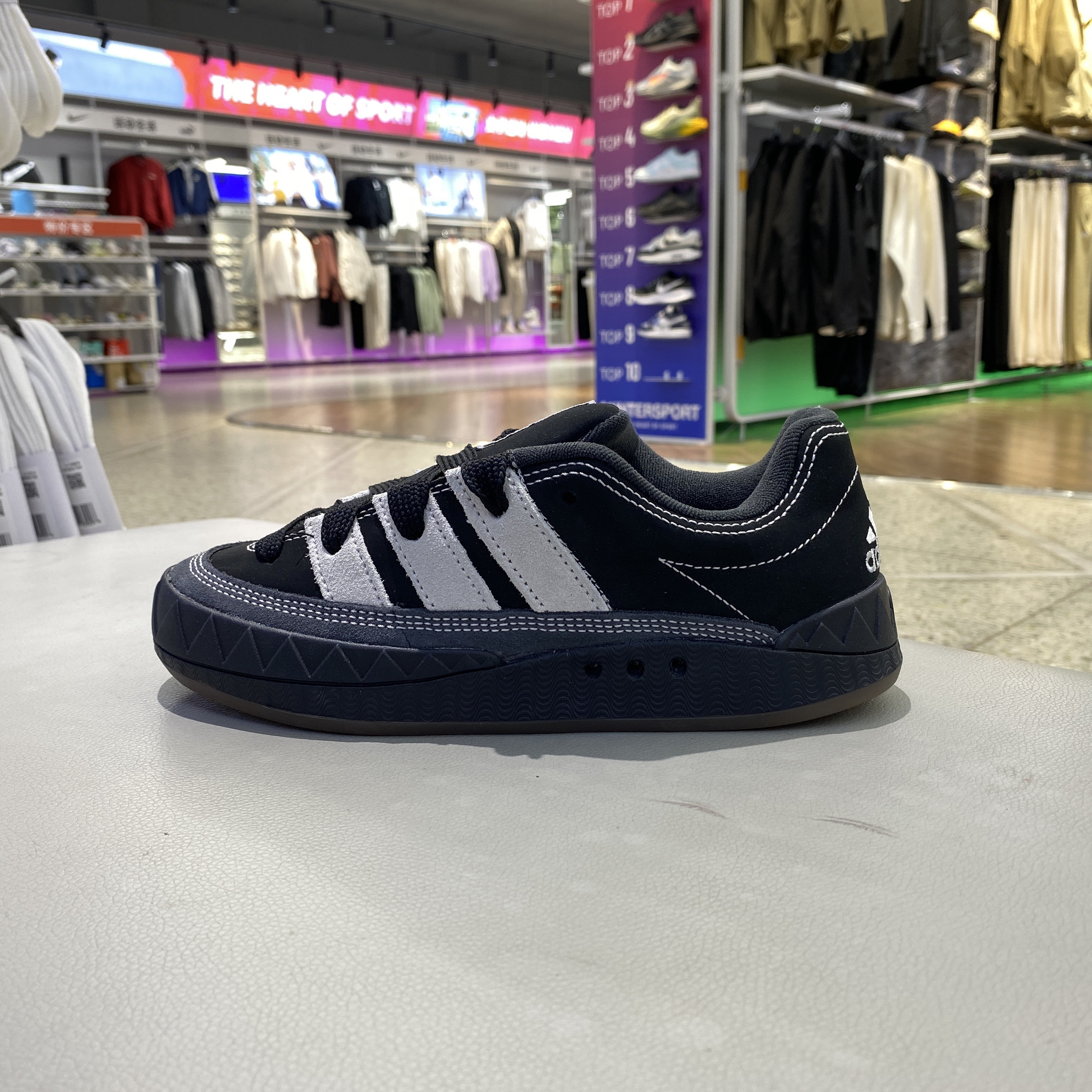 adidas阿迪达斯百搭休闲板鞋图片