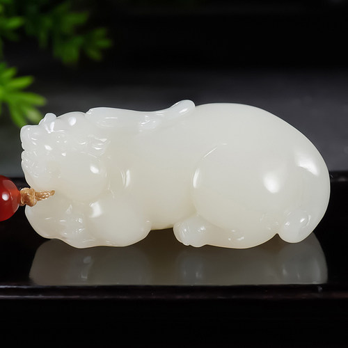 新疆大师张亚龙和田玉且末料羊脂玉貔貅吊坠 48.92克
