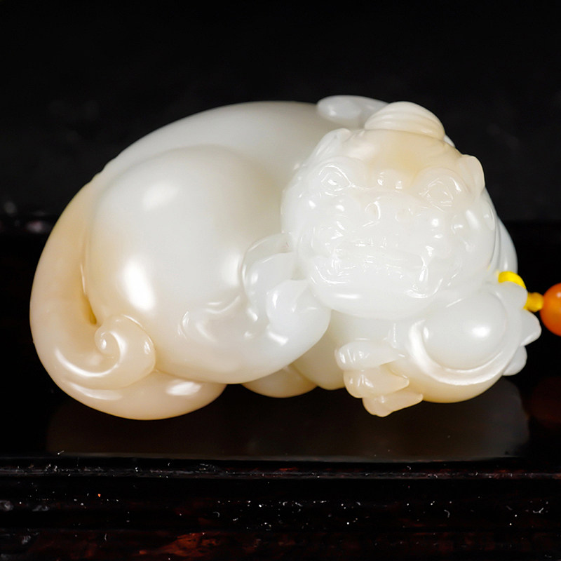 新疆大师张亚龙和田玉且末金山料糖羊脂玉霸王貔貅手把件114.25克