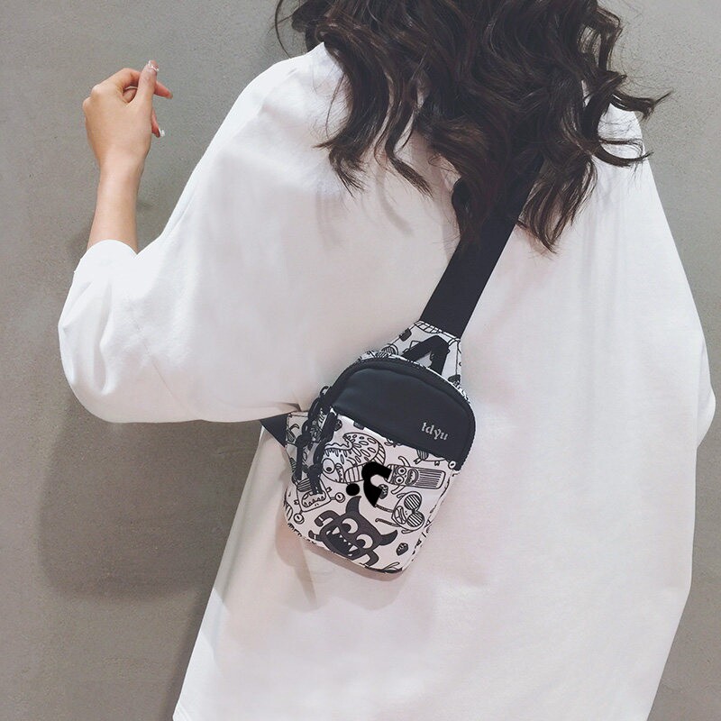 品牌正品2026新款涂鸦卡通胸包女小众日韩风帆布斜挎包休闲小包潮