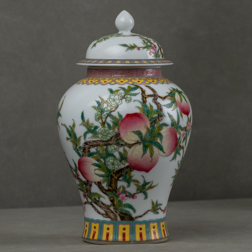 粉彩寿桃纹将军罐中式摆件