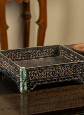 红木透雕卷草花卉纹呈盘