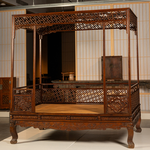 【雅然文化】清早期黄花梨攒接万字纹六柱架子床古董家具收藏拍卖