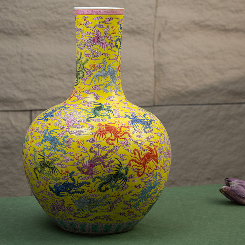 清代 黄地粉彩凤纹天球瓶文玩古董收藏客厅办公室瓷器艺术品摆件