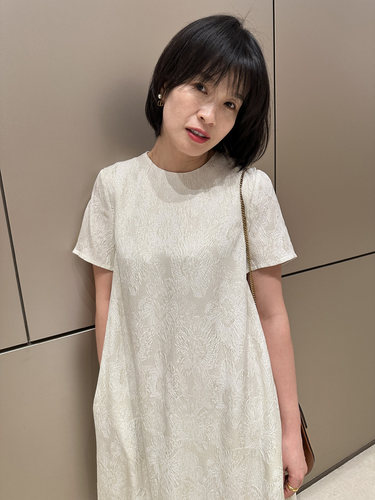 胖小妮的春天真丝纯色提花连衣裙