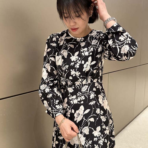 胖小妮的春天优雅印花圆领连衣裙