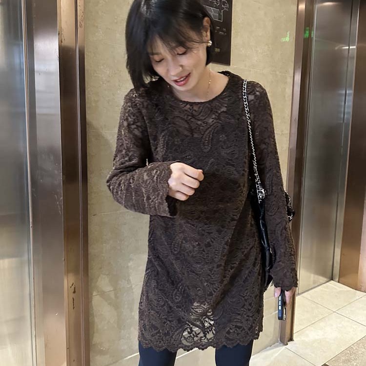 胖小妮的春天优雅植绒蕾丝上衣