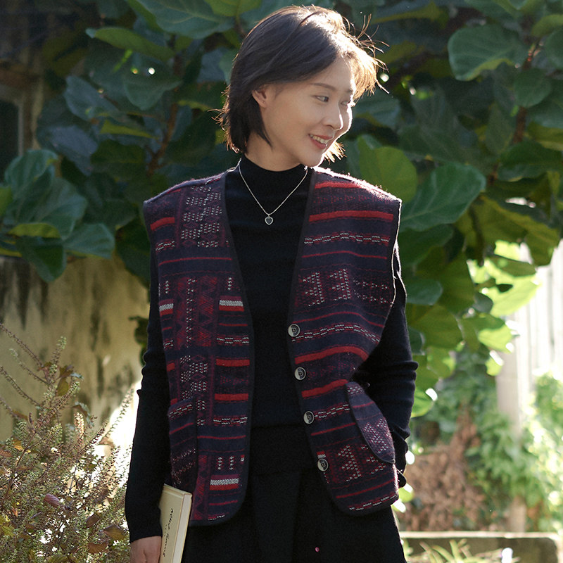 柒白文艺羊毛呢提花马甲女款2025新款春季气质叠穿保暖坎肩短外套