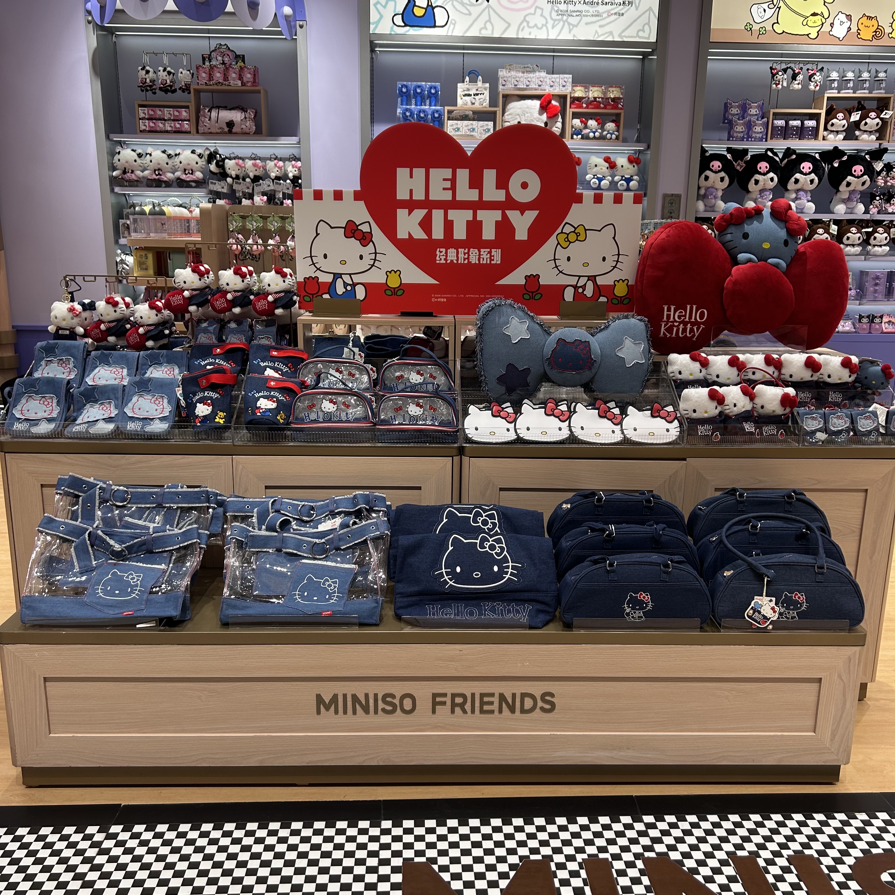 HelloKitty经典系列手提斜挎包抱枕拖鞋挂件化妆刷名创优品MINISO