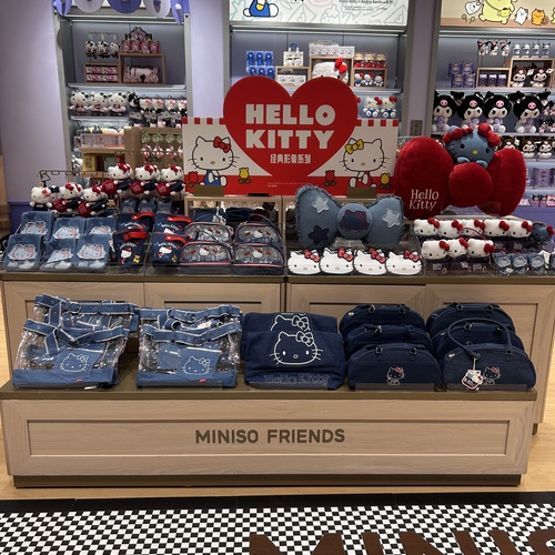 HelloKitty经典系列手提斜挎包抱枕拖鞋挂件化妆刷名创优品MINISO
