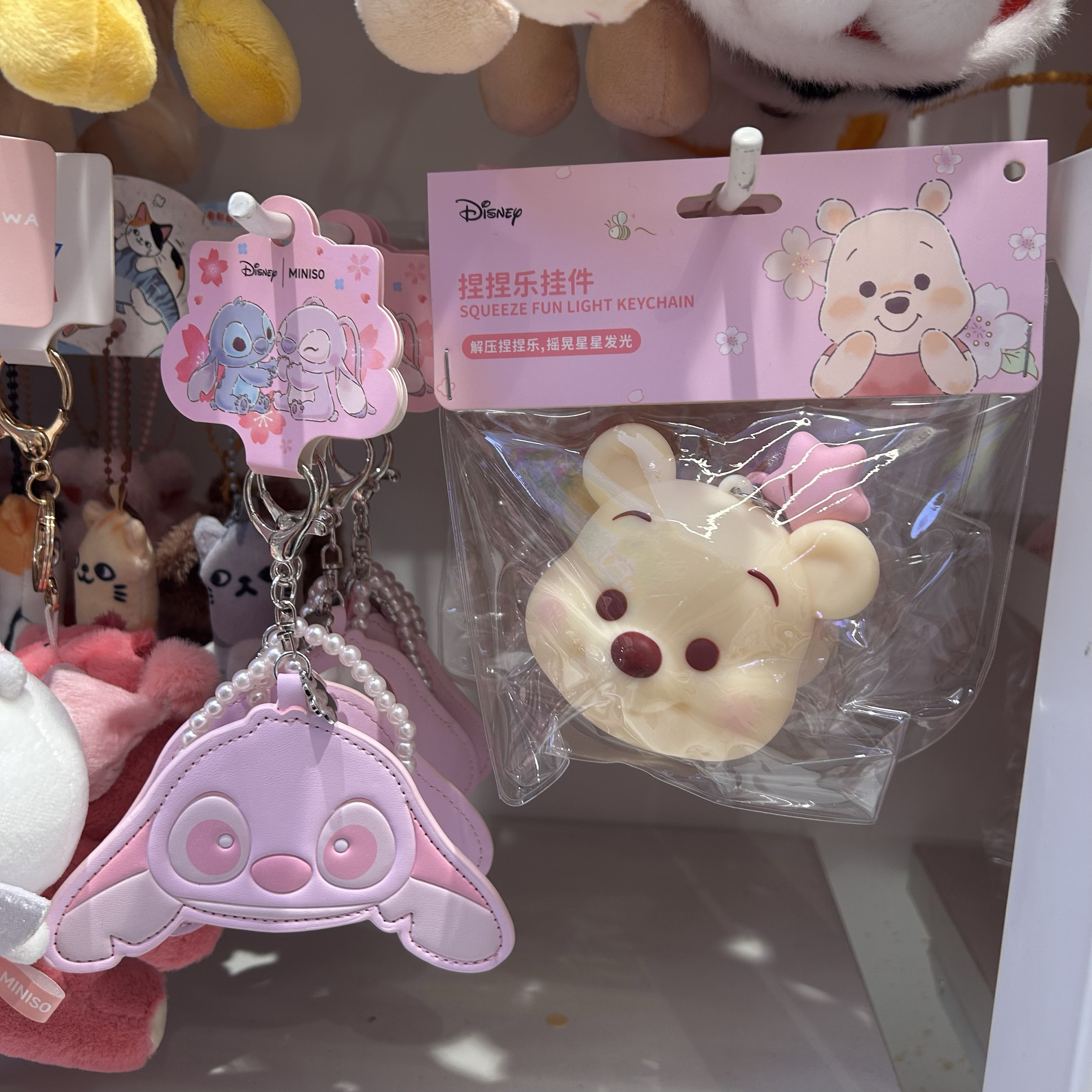 迪士尼樱花季系列随身镜LED捏捏金属挂件耳机包 名创优品MINISO