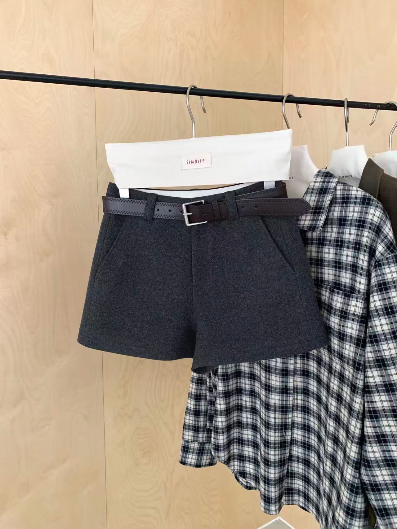 2025冬装新设计感高品质高腰显瘦百搭休闲加厚羊毛呢阔腿短裤靴裤