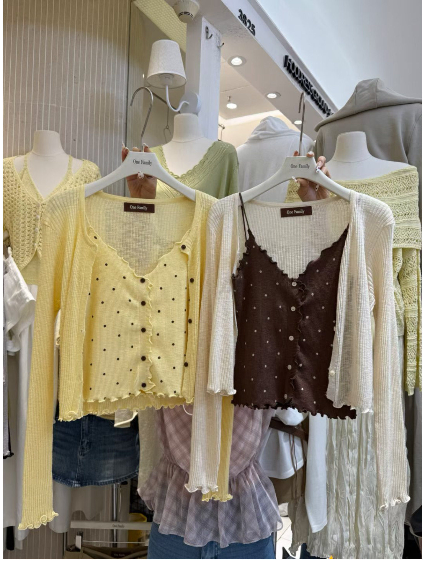 One Family2026春韩版甜美波点木耳边吊带背心针织开衫两件套上衣