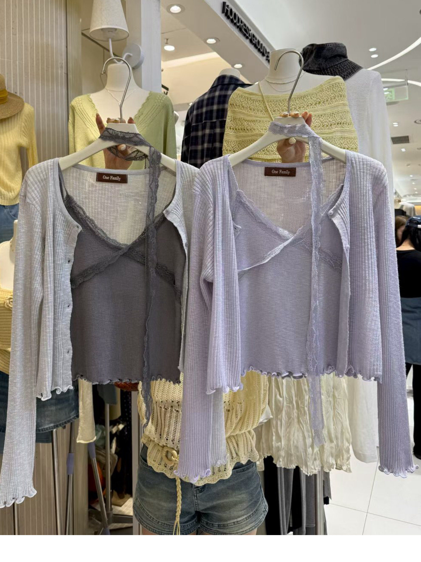 One family早春气质蕾丝拼接V领配蕾丝飘带吊带背心显瘦针织开衫