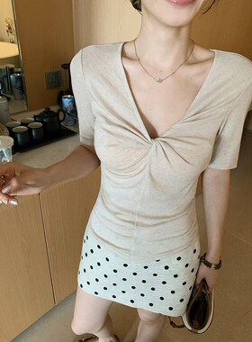 SYC2026夏季纯欲设计感扭结褶皱V领短袖T恤女修身显瘦来塞尔上衣