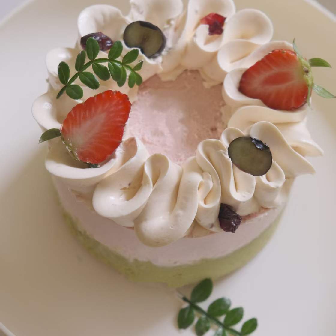 开心果覆盆子芝士，请注意:同尺寸芝士会比奶油蛋糕矮一些哦