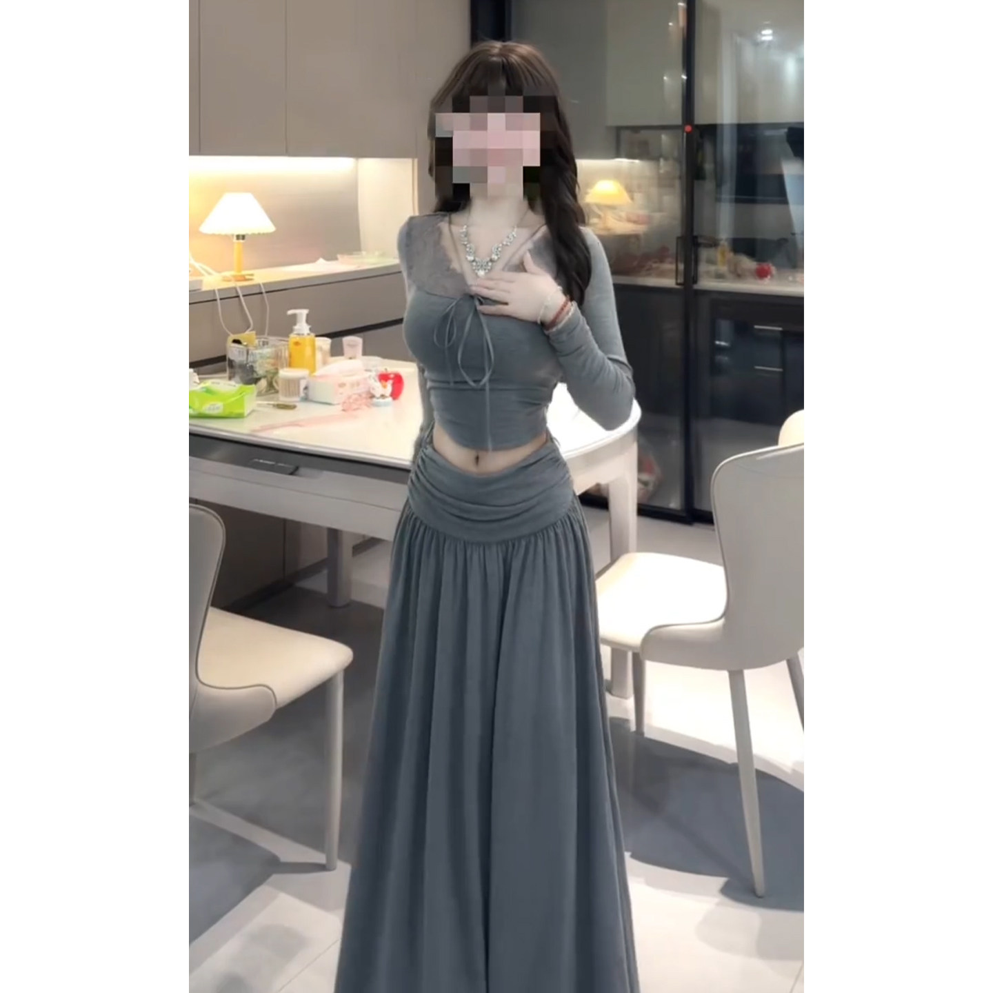 韩系巨好看穿搭一整套早春2026新款灰色长袖连衣裙女长裙两件套装