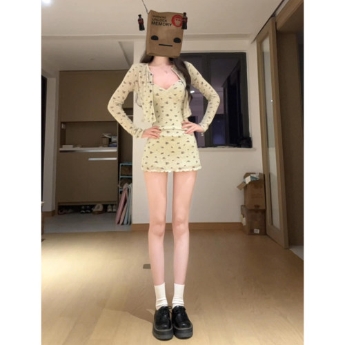 早春季巨好看韩系穿搭一整套绿色碎花吊带背心裙子套装女2026新款