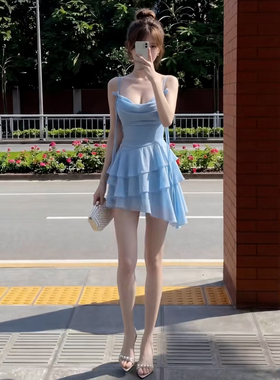 蓝色吊带连衣裙子女夏季2026新款初夏巨好看漂亮海边度假收腰短裙