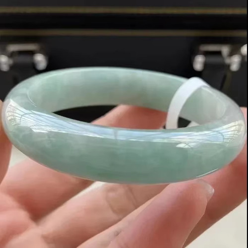 天然正品玉镯子女 翡翠色a货真玉淡绿手镯子送妈妈特价包邮带证书