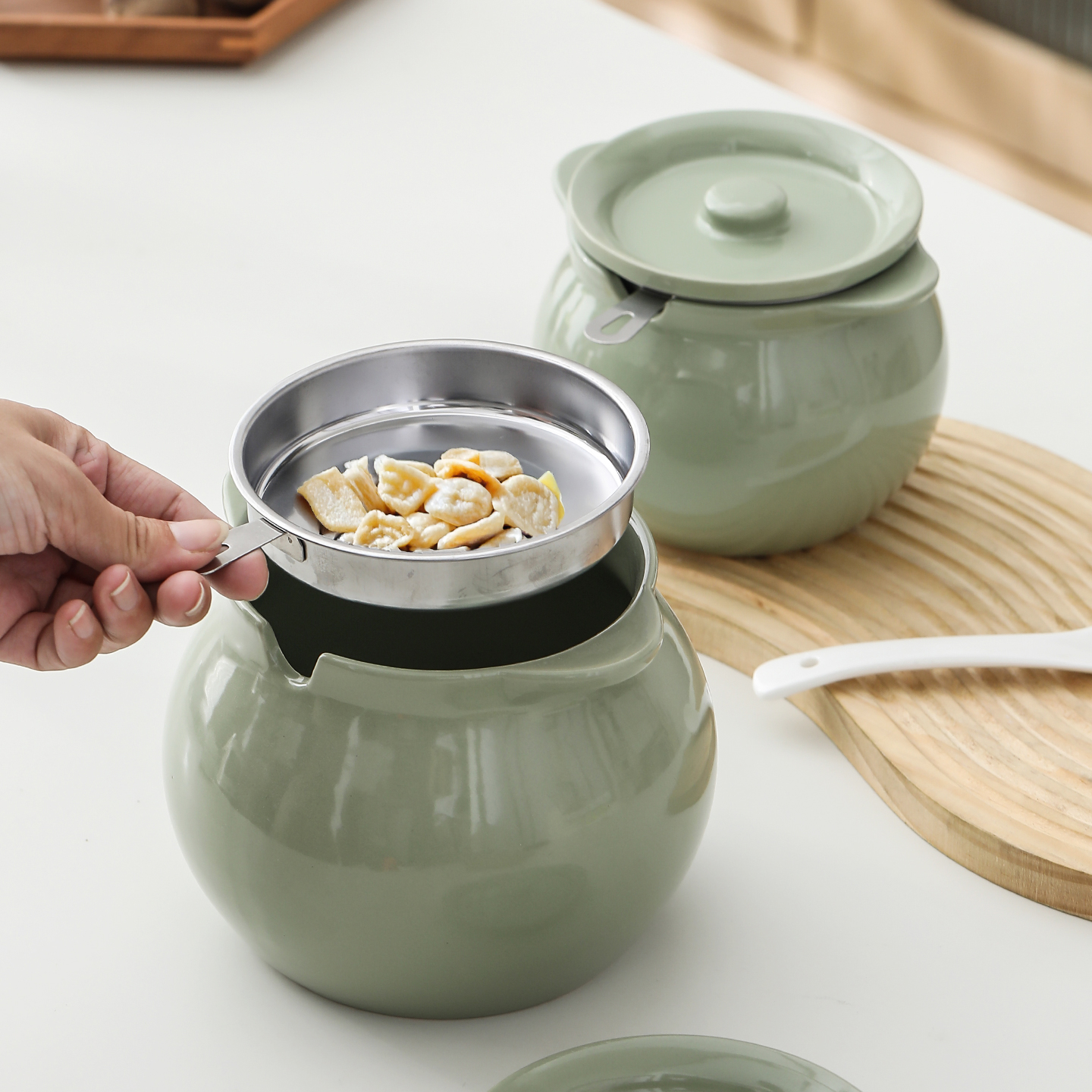 陶瓷猪油罐带滤网耐高温家用食品级带盖荤油辣椒油专用罐可放冰箱