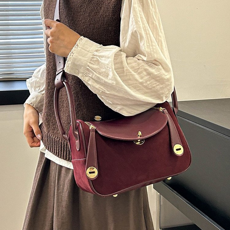 2025冬季新款女包盖式均码2025年冬季斜挎包女性