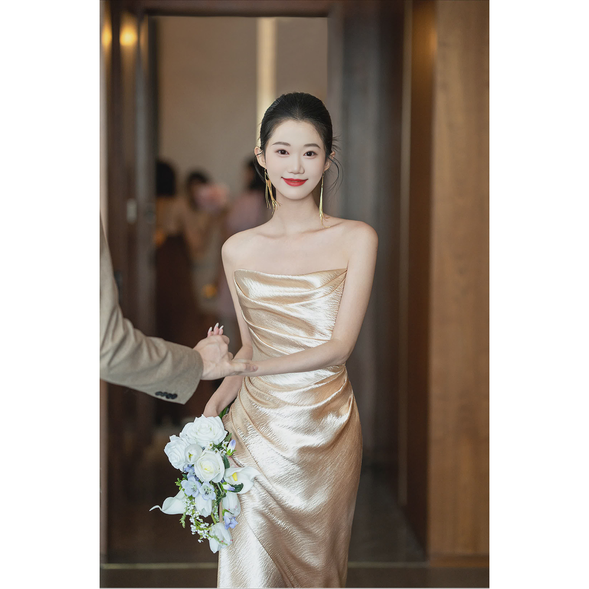 浅金色新娘抹胸订婚礼服结婚宴会敬酒服轻奢新款三穿晨袍连衣裙