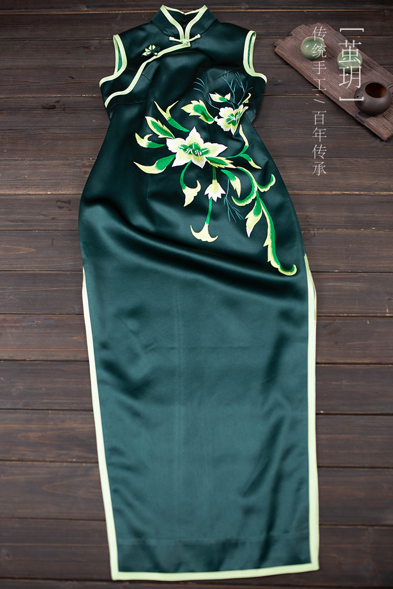 茧玥墨绿色重磅真丝手工绣花旗袍
