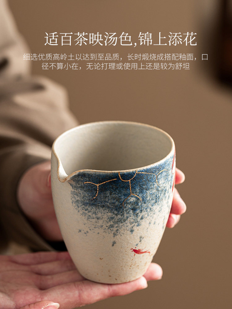 极简单的蓝色和白色燧石红公平杯与金，手绘莲花韵锦鲤茶具配件，