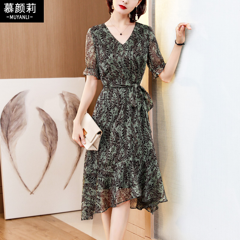 绿色雪纺连衣裙夏季2021新款女装气质短袖v领碎花鱼尾裙子中长款