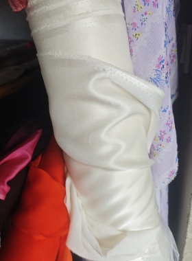 106厘米92%桑蚕丝真丝弹力缎面料本白色夏天服装舒适弹力缎面料。