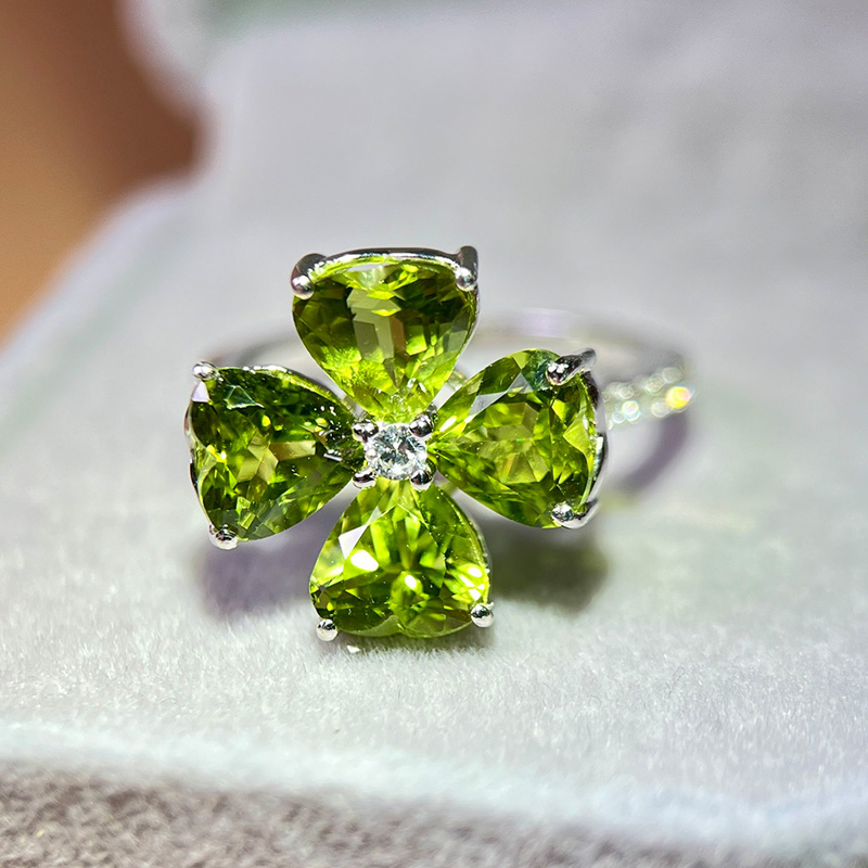 星赞轻奢珠宝S925银镶4.75ct天然橄榄石戒指四叶草爱心送女友礼物