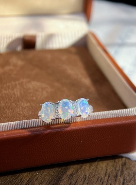 星赞轻奢珠宝S925银约1.39克拉天然白澳宝欧泊三石戒多彩缤纷