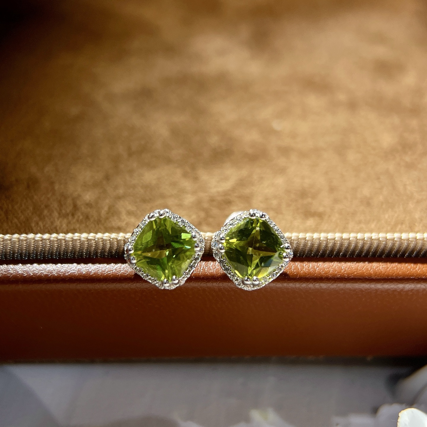 星赞轻奢珠宝S925银镶嵌约2.28克拉天然橄榄石垫形切割大主石戒指