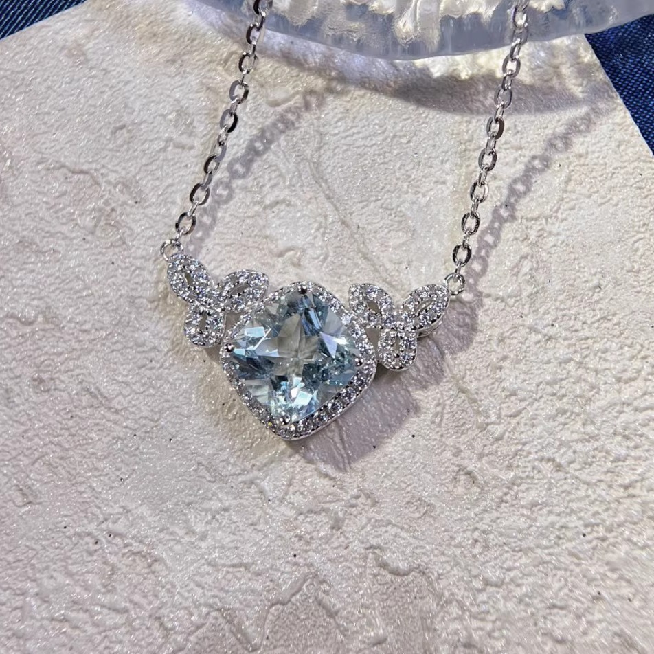 星赞轻奢珠宝925银镶约2.88克拉天然海蓝宝复古三叶草吊坠项链