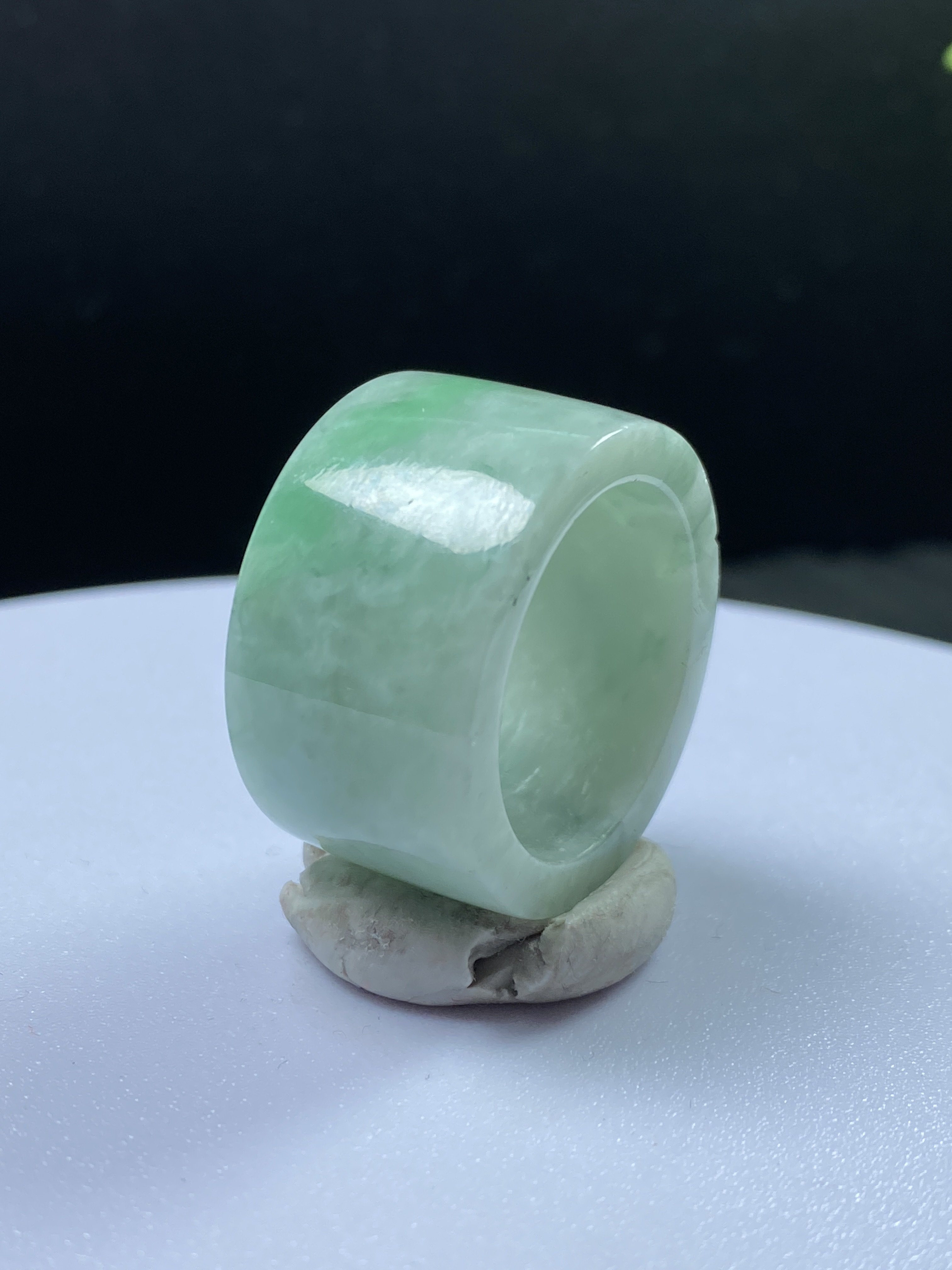 内径21.5mm 天然A货翡翠阳绿飘花扳指 港号27号证书编号5044