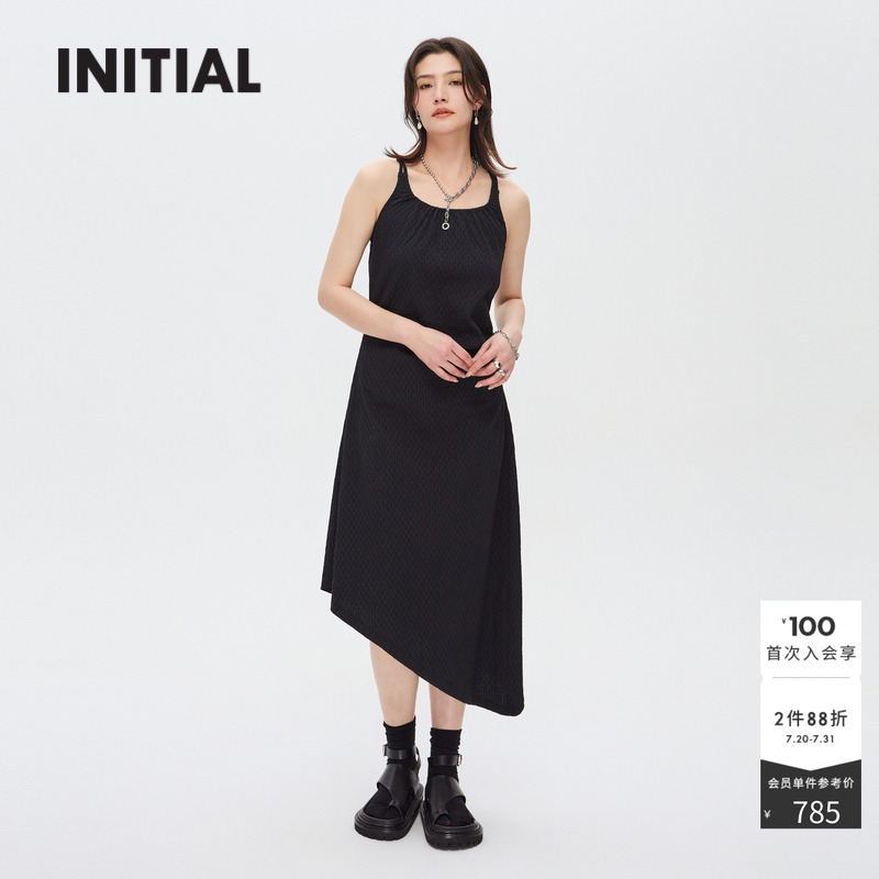 initial吊带连衣裙小黑裙